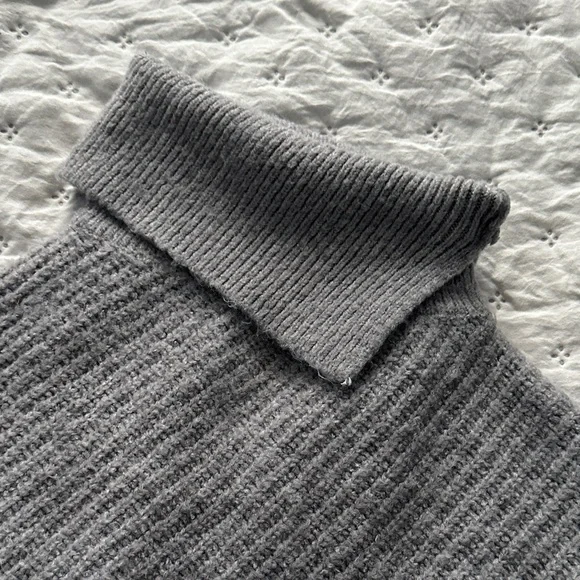 Gray Ribbed Turtleneck Sweater - Picture 4 of 6